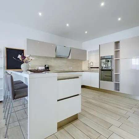 Апартаменты Stylish 3 Bedroom In St Julians
